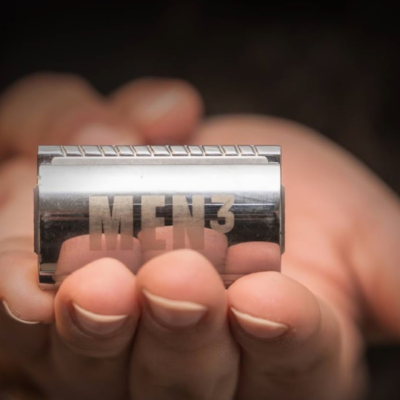 men3-safety-razor-in-hand-540x540