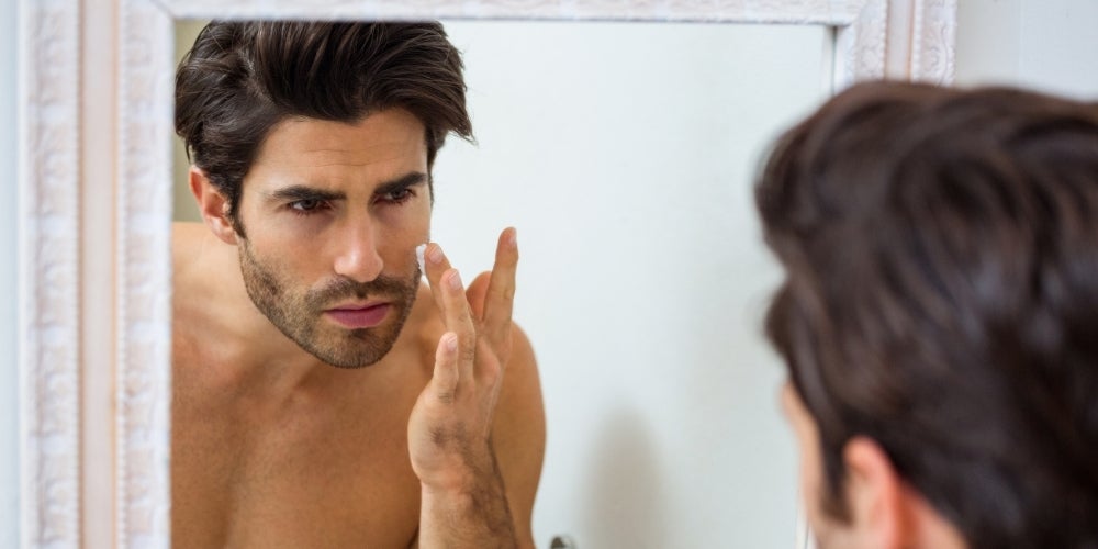 vitaman-man-uses-face-moisturiser-1000x500